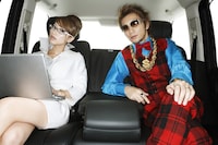 美人秘書＆成金というユーモラスなコスプレに挑戦するhiroko＆miyake。