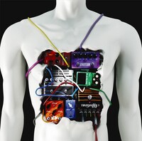 ONE OK ROCKは昨年11月から1年の間に、3枚のアルバムを発表。彼らの快進撃はまだまだ止まりそうにない（写真は最新アルバム「感情エフェクト」初回盤ジャケット）。