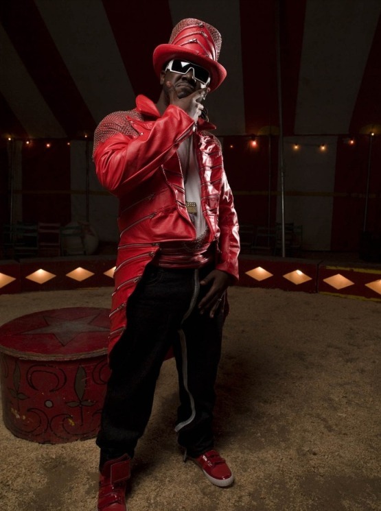 T-PAINは現在、アメブロにて公式ブログ「T-PAINの“信じられな～い”ブログ」を公開中。注目のメガミックス制作風景からT-PAINの知られざる日常エピソードまで、激レア情報満載だ。