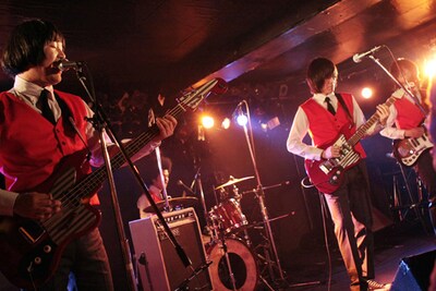 ビジュアルのインパクトも強烈なKOTARO AND THE BIZARRE MEN。昭和歌謡とモッズ魂が奇跡の融合を果たしている。