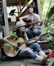 アナム＆マキは河島英五を父に持つ河島亜奈睦と、本夛真季によって1995年に結成。今年は「RISING SUN ROCK FESTIVAL 2008 in EZO」に出演し、アグレッシブなパフォーマンスでオーディエンスを魅了した。