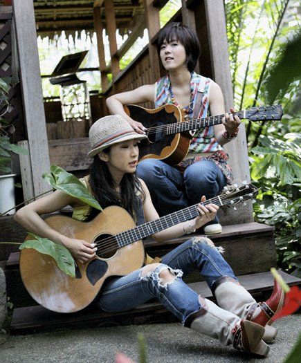 アナム＆マキは河島英五を父に持つ河島亜奈睦と、本夛真季によって1995年に結成。今年は「RISING SUN ROCK FESTIVAL 2008 in EZO」に出演し、アグレッシブなパフォーマンスでオーディエンスを魅了した。