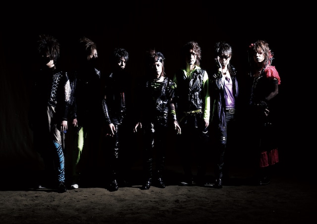 ベースのDunchがヴィジュアル系の精鋭による新ユニット・カラスに参加するなど、ますます注目が集まっているjealkb。ライブハウスツアー「異薔薇ノ未知」は2010年1月18日・19日に神奈川サンフォニックスホールからスタートする。