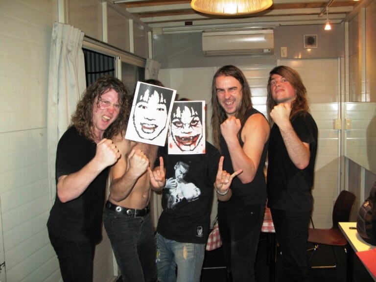 写真中央がカトウタロウ、その左がジョエル。カトウのマスクはSLIPKNOTのマスクをデザインしたことで知られる、スクリーミング・マッド・ジョージによるもの。