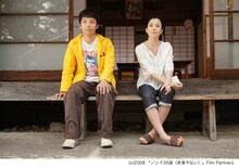 神社の祭りでヒヨコを売ってひとやま当てようという若者マサル（星野源・写真左）と、バツイチ出戻り、実家の神社で家事手伝いのノン子（坂井真紀・写真右）。