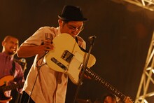 テレキャスターを持ち上げる向井秀徳と、なんとも言えない表情でベースを鳴らす吉田一郎。