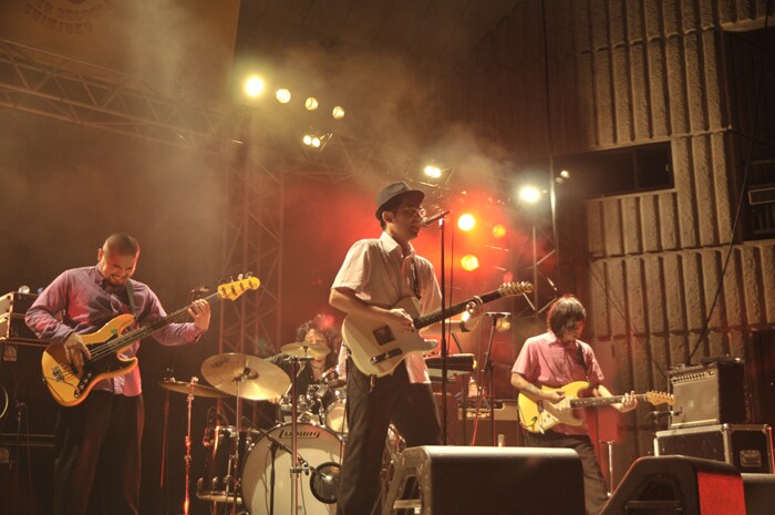 写真は2008年10月19日、日比谷野外大音楽堂で行われた「TOWER RECORDS SHINJUKU 10th ANNIVERSARY SPECIAL LIVE『MUSIC LOVES YOU!!』」出演時の様子。