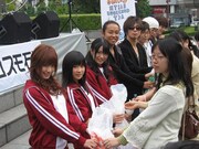 AKB48とRAG FAIRが渋谷の街を大掃除