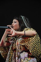 10月31日には渋谷HMVにてインストアライブを敢行。この日はハロウィンということもあり、OLIVIAの仮装も期待できるかもしれない。