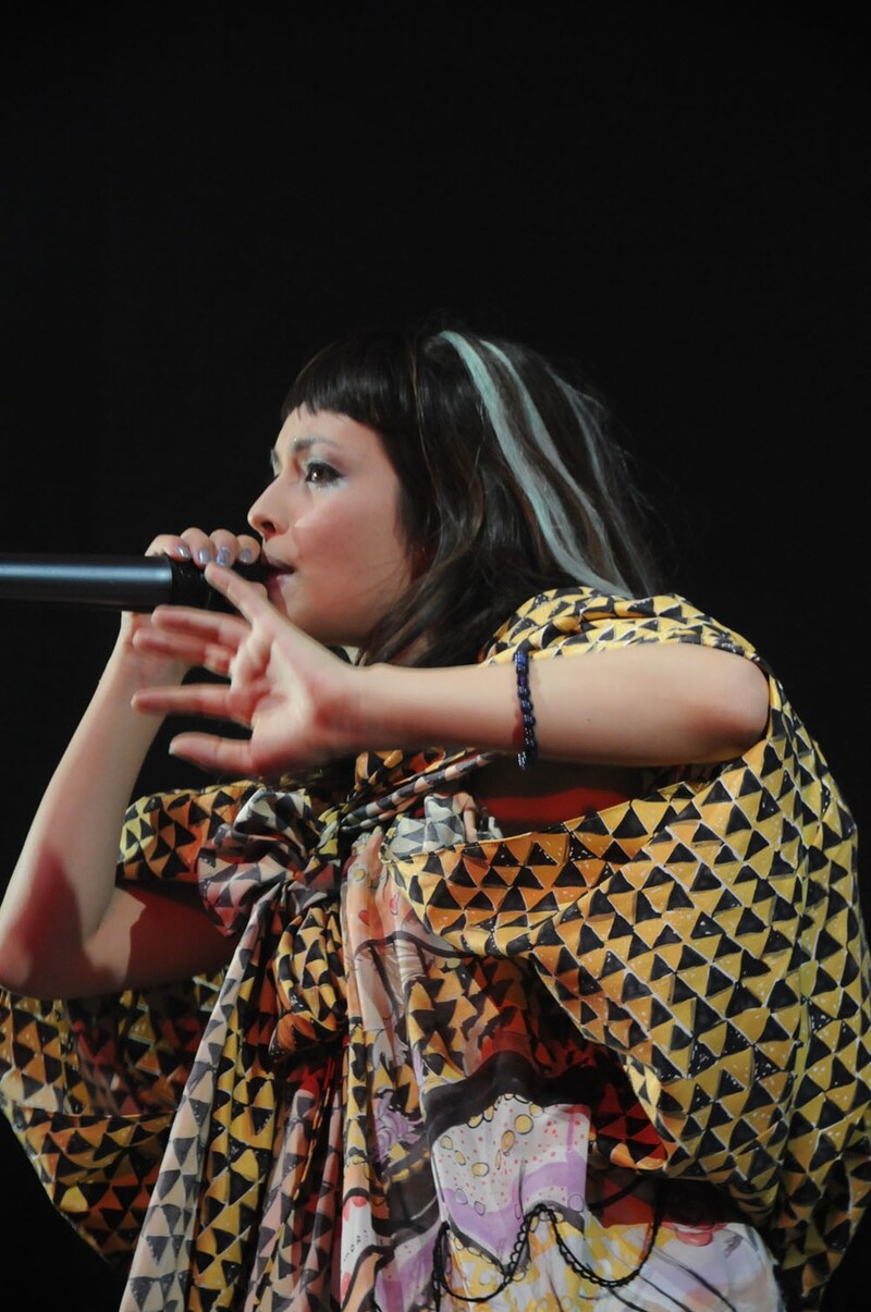 10月31日には渋谷HMVにてインストアライブを敢行。この日はハロウィンということもあり、OLIVIAの仮装も期待できるかもしれない。