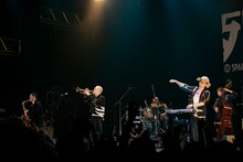 最近はpe'zmokuとして全国各地を回っていた彼らだが、この日はひさびさにPE'Z単独で登場。40分間ほぼノンストップの強烈なパフォーマンスで観客を魅了した。