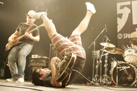 サンボマスターのライブでは、山口隆（Vo,G）の足元に熱気対策のためか扇風機が設置されていた。効果のほどは不明。