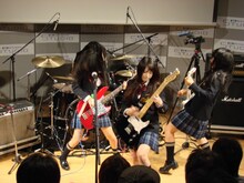 Yahoo!ミュージックマガジンのページアクセスランキングでも、SCANDALのインタビューが新人としては異例の1位を獲得。Googleの検索チャートでは、長谷川京子を抜いてバンド名「SCANDAL」が1位、曲名の「DOLL」が4位になるなど、あらゆるチャートを席巻中。