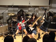 Yahoo!ミュージックマガジンのページアクセスランキングでも、SCANDALのインタビューが新人としては異例の1位を獲得。Googleの検索チャートでは、長谷川京子を抜いてバンド名「SCANDAL」が1位、曲名の「DOLL」が4位になるなど、あらゆるチャートを席巻中。