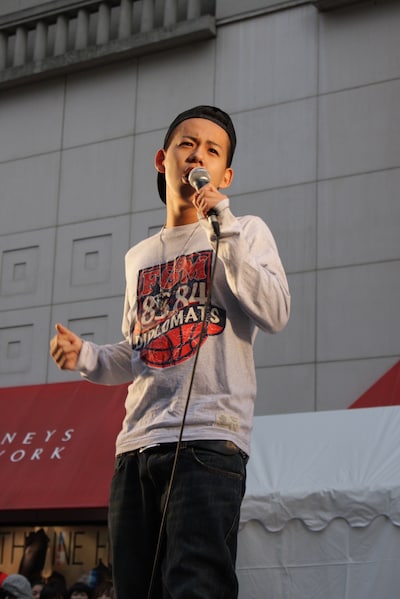 昨日10月26日には、新宿で3000人を集めるシークレット路上ライブを敢行した清水翔太。このステージで、再びアポロシアターのステージに立つことが発表された。