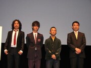 舞台挨拶の様子。左からトータス松本、妻夫木聡、前田哲監督、黒田恭史。映画「ブタがいた教室」は11月1日から全国ロードショー。