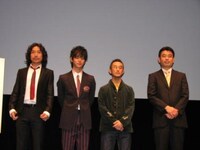 舞台挨拶の様子。左からトータス松本、妻夫木聡、前田哲監督、黒田恭史。映画「ブタがいた教室」は11月1日から全国ロードショー。