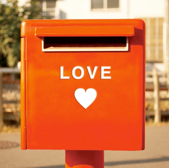「ラブレター」は赤いポストが目印。