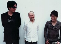 写真左から黒田俊介、井上雄彦、小渕健太郎。特設サイトには2組のファーストコンタクト映像やオフショット、特製プロモーションビデオ、対談、交換日記などがアップされる。