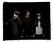 インディーズでの活動を経て、メジャーシーンに進出する凛として時雨。唯一無比の轟音サウンドと圧倒的なライブパフォーマンスで絶大な支持を集める彼らの新作に期待が高まる。