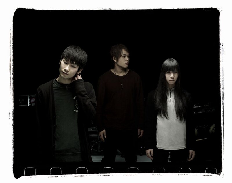 インディーズでの活動を経て、メジャーシーンに進出する凛として時雨。唯一無比の轟音サウンドと圧倒的なライブパフォーマンスで絶大な支持を集める彼らの新作に期待が高まる。