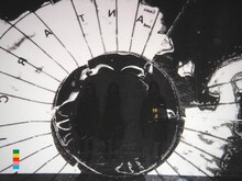 YMO、ムーンライダーズという大御所に挟まれてライブを行うことになった、野外フェス初出演の相対性理論。ステージ中央のスクリーンには遠景の固定カメラの映像のみが映し出され、他の出演者とは異なった異様な雰囲気の中でライブが行われた（画像はアーティスト写真）。