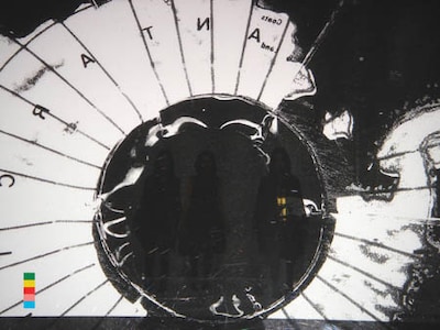 YMO、ムーンライダーズという大御所に挟まれてライブを行うことになった、野外フェス初出演の相対性理論。ステージ中央のスクリーンには遠景の固定カメラの映像のみが映し出され、他の出演者とは異なった異様な雰囲気の中でライブが行われた（画像はアーティスト写真）。