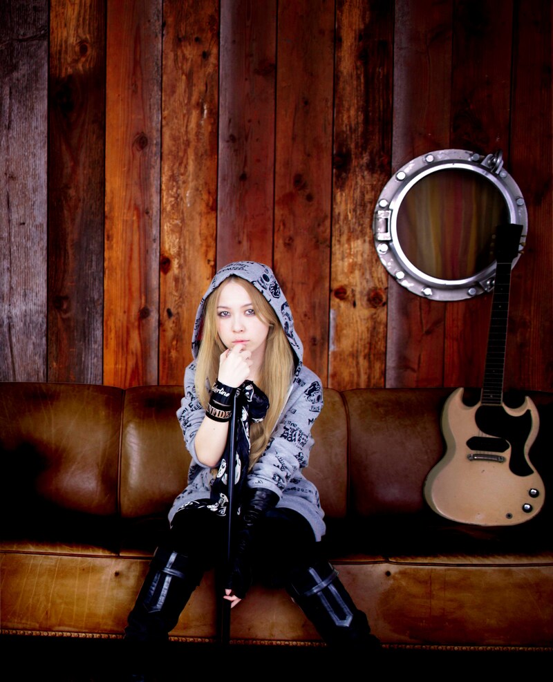 シングル初回限定盤特典のDVDにはTommy heavenly6本人監督によるミュージックビデオが収録される。