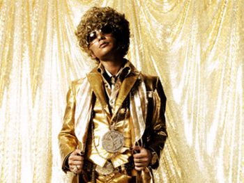 2006年の「NHK紅白歌合戦」での脱衣パフォーマンスが大きな話題となったDJ OZMA。今年の大晦日はこのベストアルバムでお茶の間を騒がせることになりそうだ。