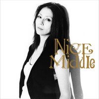 写真は「Nice Middle」初回限定盤ジャケット。