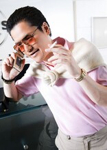 ロックバンド、司会業、AV監督など、さまざまな職を経た鼠先輩。おなじみの「ぽっぽぽ」というフレーズは、彼の言葉にできない感情を表現したものとのこと。