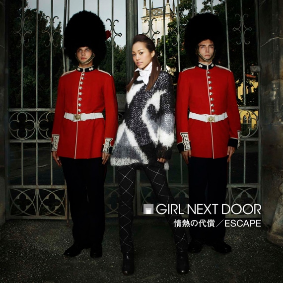 「情熱の代償 / ESCAPE」CD+DVD盤ジャケット。千紗の左右にいる2人はメンバーの鈴木大輔＆井上裕治ではない。