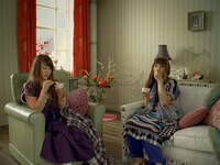 「MOW」を食べる亜美と由美。由美の頭上に見えるのは帽子ではなくランプの傘。