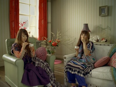 「MOW」を食べる亜美と由美。由美の頭上に見えるのは帽子ではなくランプの傘。