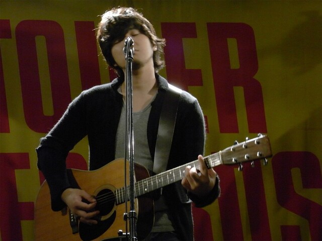 アルバム「ALRIGHT」はポルノグラフィティの2枚同時発売ベストアルバム、レミオロメン、BENNIE Kなど強豪ひしめく中、オリコン・アルバムデイリーチャートで初登場4位を記録。