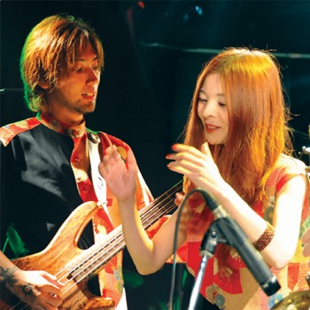 左がベーシストのJIGEN、右がボーカルの上村美保子。