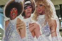 自分たちの等身大パネルにサインを書き込んだストロベリー（左）、マーガレット（中央）、ナオミ（右）。