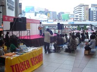 写真は長崎で行われたインストアライブの模様。