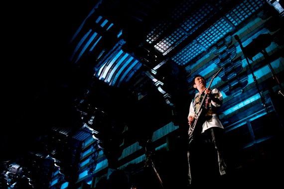 つややかなギターサウンドを響かせる布袋。後ろは東大寺大仏殿（写真：外山繁）。