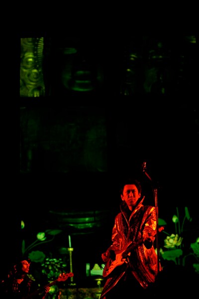 荘厳な雰囲気を漂わせる大仏と布袋。河口洋一郎のおりなすCG映像と相まって、幻想的なステージが展開された（写真：外山繁）。