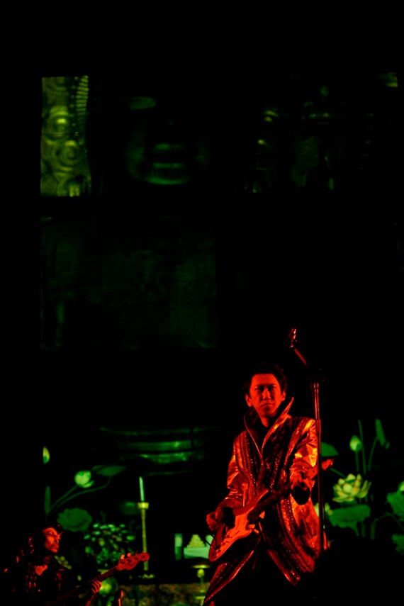 荘厳な雰囲気を漂わせる大仏と布袋。河口洋一郎のおりなすCG映像と相まって、幻想的なステージが展開された（写真：外山繁）。