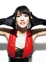 両手を使って何かを表現しようとするリア。