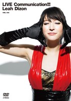 2ndアルバム「Communication!!!」のときは両耳に受話器をあてがっていたリア。ライブDVDのジャケット（写真）ではジェスチャーによる両耳受話器ポーズでおすまし。