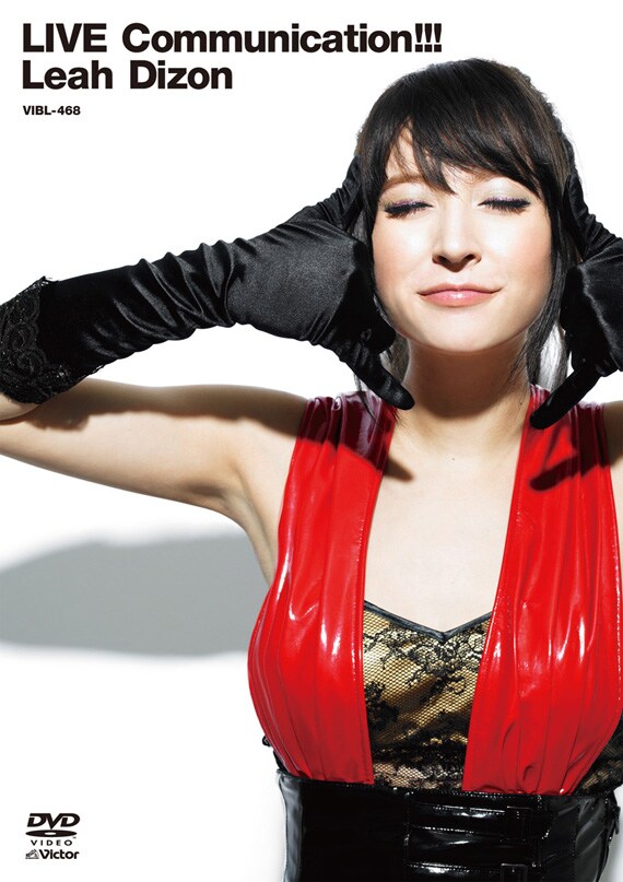 2ndアルバム「Communication!!!」のときは両耳に受話器をあてがっていたリア。ライブDVDのジャケット（写真）ではジェスチャーによる両耳受話器ポーズでおすまし。