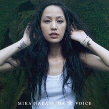中島美嘉は11月26日にアルバム「VOICE」をリリース。本作には「MICA 3 CHU」名義で発表した「I DON’T KNOW」も収録される。