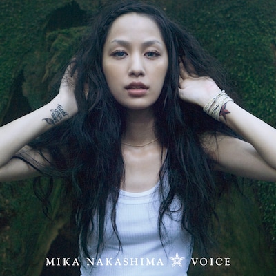 写真はアルバム「VOICE」ジャケット。手首には「直感を信じろ！」という意味が込められた本作のテーマ「TRUST YOUR VOICE」の文字がタトゥーで刻まれている。