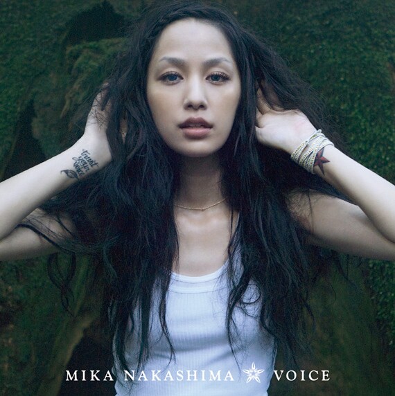 アルバム「VOICE」ジャケット。美嘉の手首には「TRUST YOUR VOICE」の文字がタトゥーで刻まれている。
