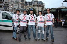 7月4日のX JAPANフランス公式サイトオープン記念イベントには、「X」シャツ＆ローラースケート姿のファンが市内に多数集まった。