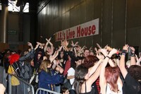 Xジャンプで盛り上がるパリジャン＆パリジェンヌ。