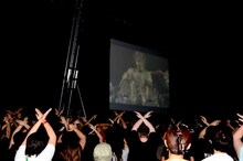 ビデオコンサートにて。YOSHIKIのドラミングに心酔しXジャンプを繰り返すパリジャン＆パリジェンヌ。